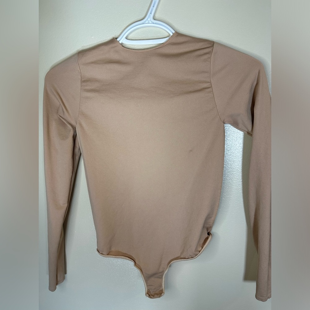 SKIMS Long Sleeve Crew Neck Thong Bodysuit in Sandstone Size S